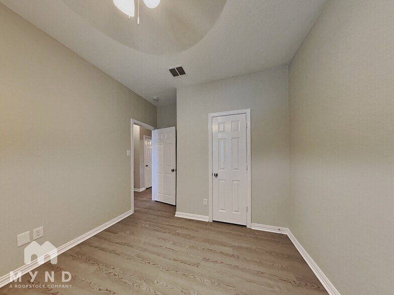 Building Photo - 2213 Creek Side Dr