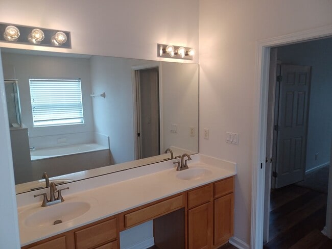 Building Photo - Large 3 BR 2 BA Rental in Desirable Area