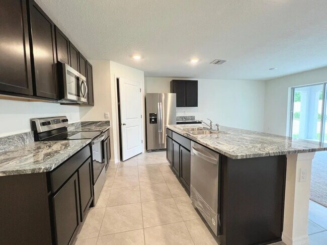 Building Photo - **AVAILABLE AUGUST 1** Charming 3-Bedroom ...