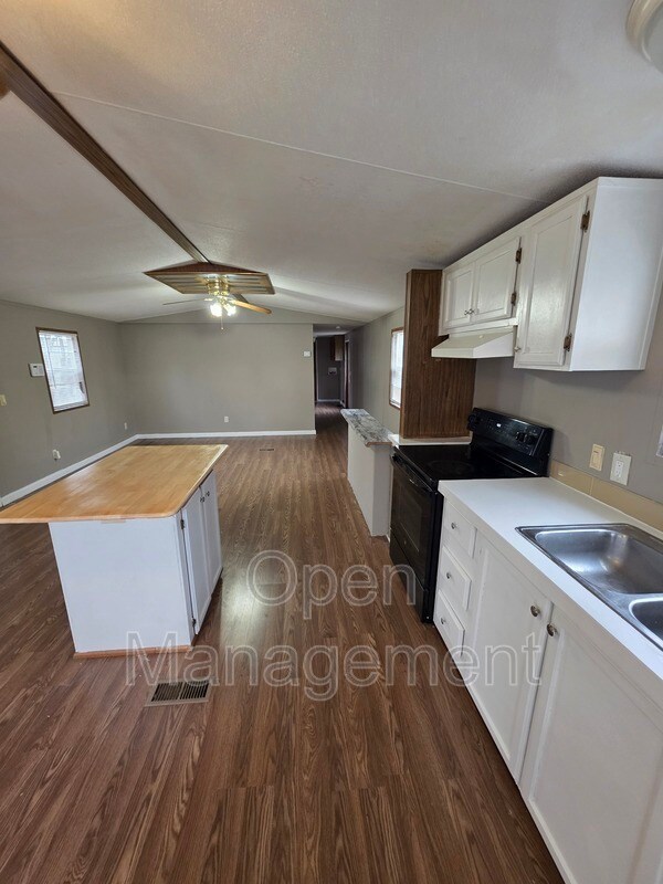 Building Photo - 16 English Village Park