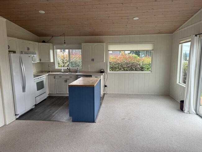 Building Photo - Charming Lummi Island Home - 2 Bedroom 2 B...