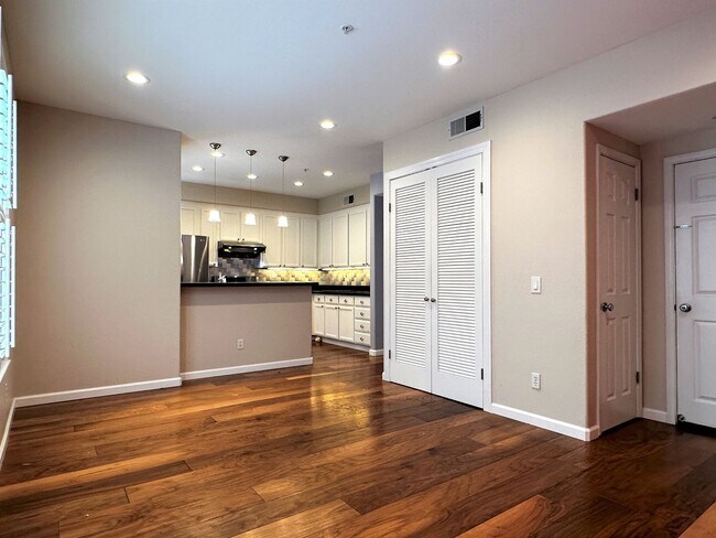 Building Photo - Gorgeous 3 bedroom, 2 and a half bathroom townhome in Hamilton Field for rent!