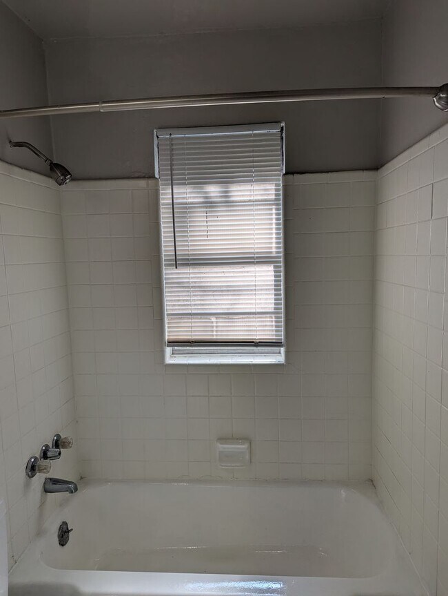 Building Photo - 225 Ridgewood Ave