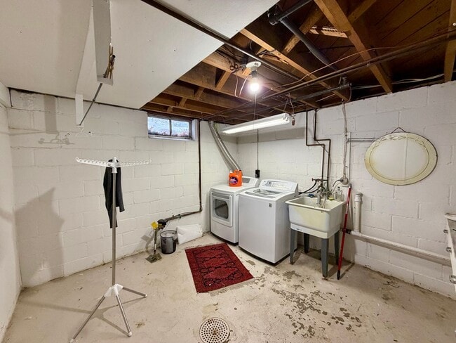 Building Photo - 3 Bed 1.5 Bath Single Family Home in Scholfield