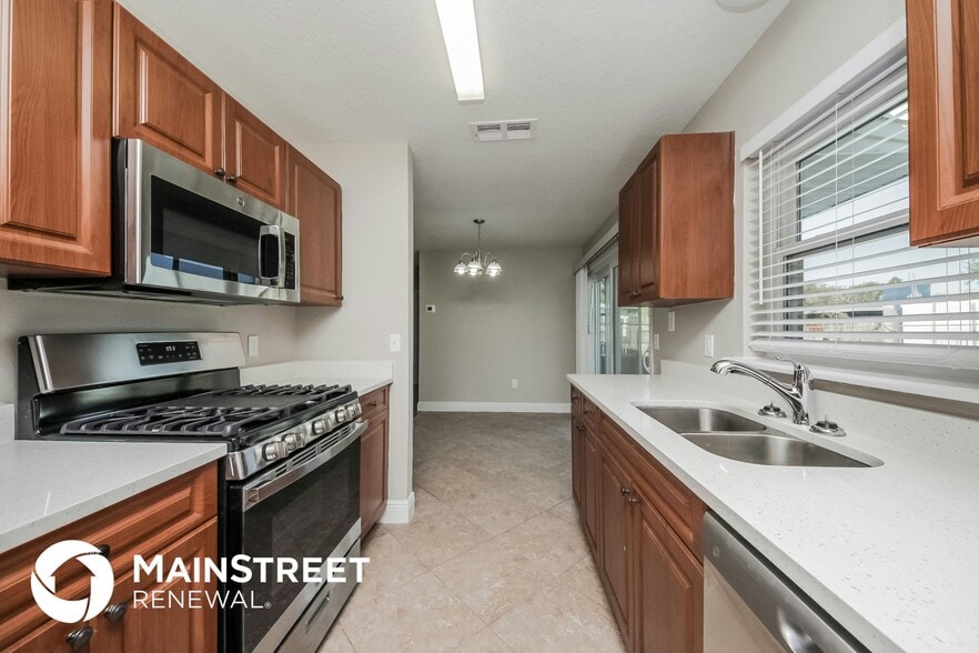 Building Photo - 881 Evangeline Ave