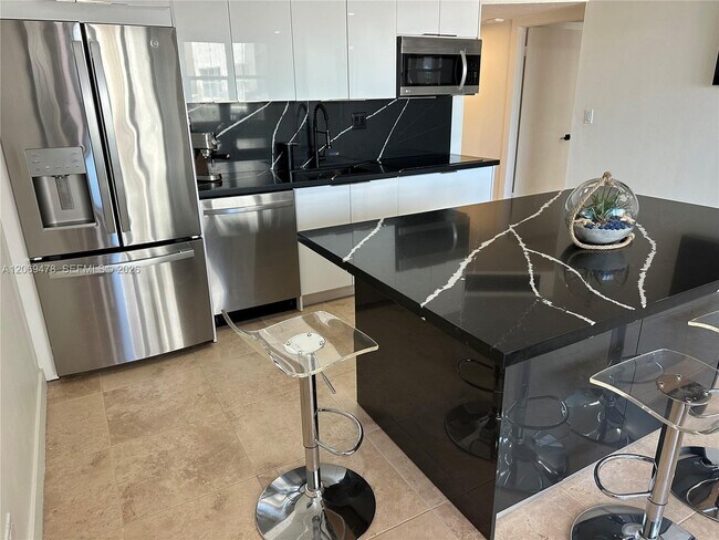 Building Photo - 6039 Collins Ave