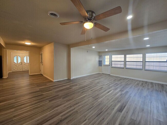 Building Photo - 501 W Voelter Ave