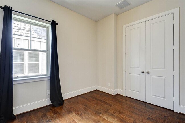 Building Photo - 720 N Shepherd Dr