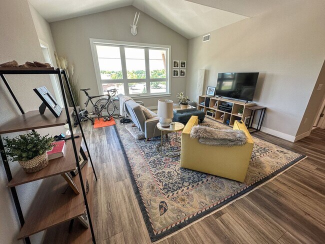Building Photo - Beautiful "Like New" Large 2Bd 2Ba condo W/ amazing views of the flatirons!