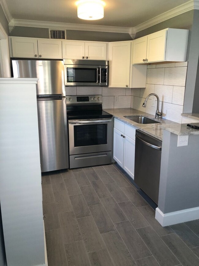 Building Photo - WALK TO THE BEACH FROM YOUR TOTALLY UPDATED, BEAUTIFUL CONDO!