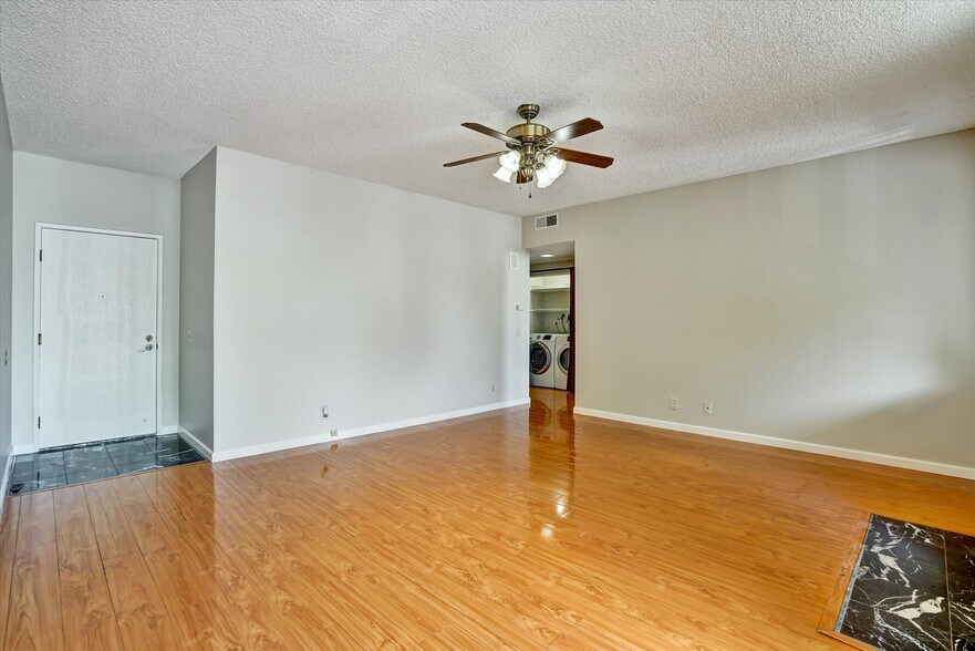 Building Photo - 3402 Pinewood Terrace