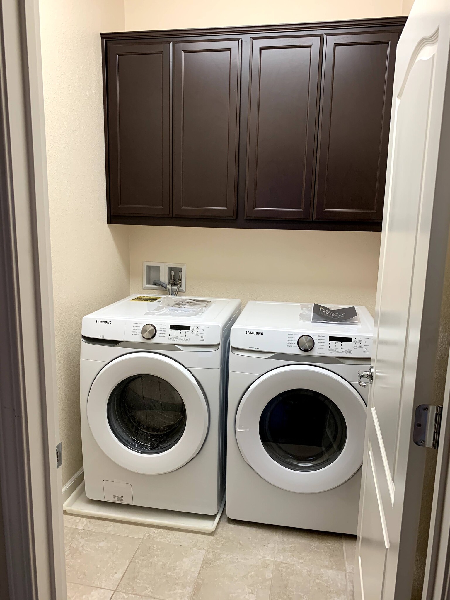 2nd Floor Laundry - 5853 Flora Cmn