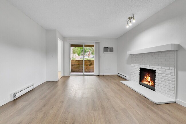 Building Photo - $1,895 - 2 Bed 2 Bath Condo in Aurora with...