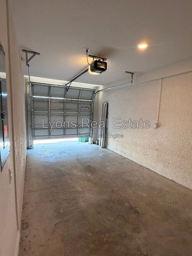 Building Photo - 10499 Pendleton Ave