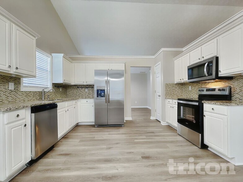 Building Photo - 205 Syracuse Ln