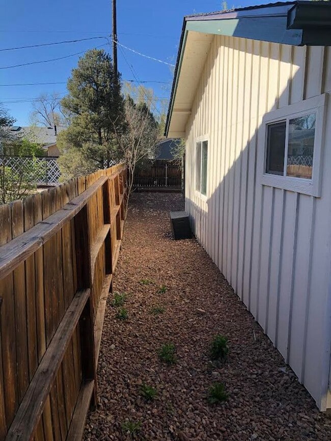 Building Photo - Charming 4 Bd, 2 Ba, Ranch Home in D-12 School District, close to Downtown, Trails and Ft. Carson