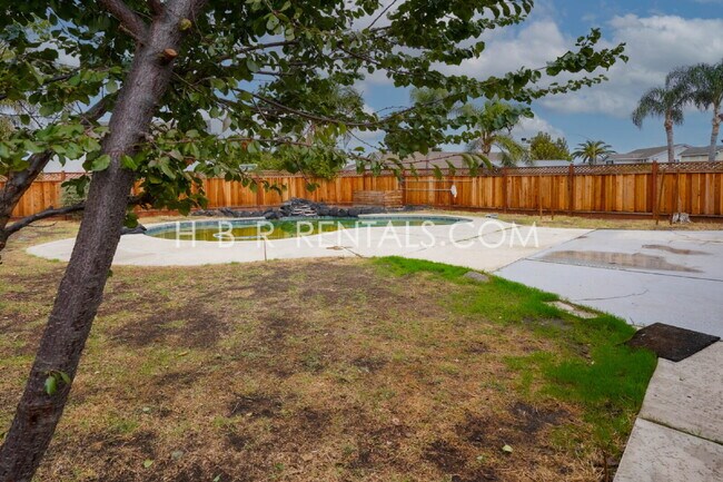 Building Photo - Single Story 3 bedroom home *SOLAR* *POOL*...