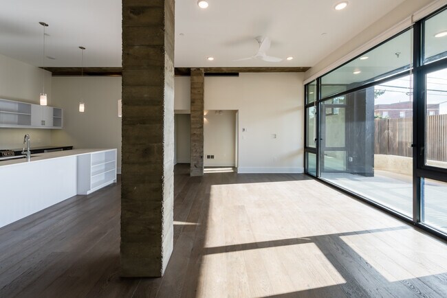 Building Photo - z-063025-Saxonia Apartments