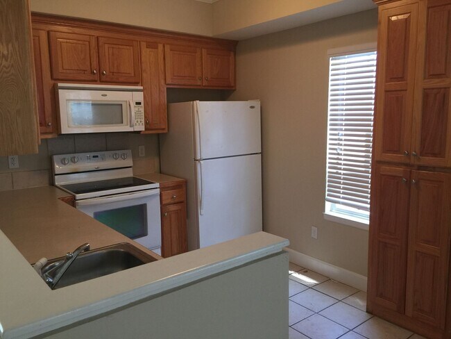 Building Photo - 4 x 3.5 single family home great for commuters!