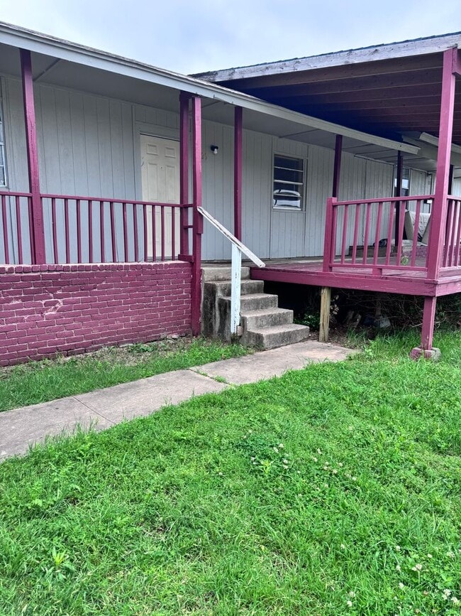 Building Photo - 2 Bedroom 1 Bath Duplex