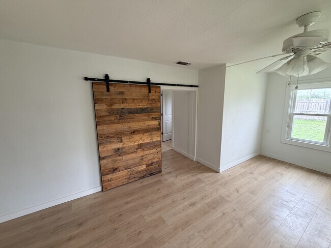 Building Photo - 421 N Archer St