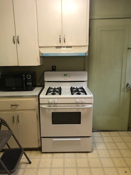 Kitchen - 3536 N 47th Ave