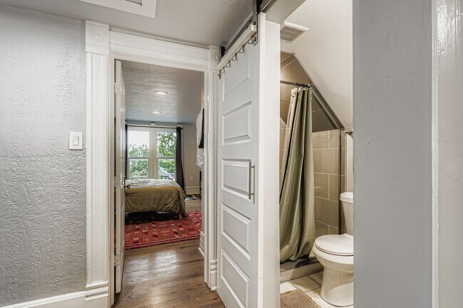 Building Photo - 536 E 2nd Ave