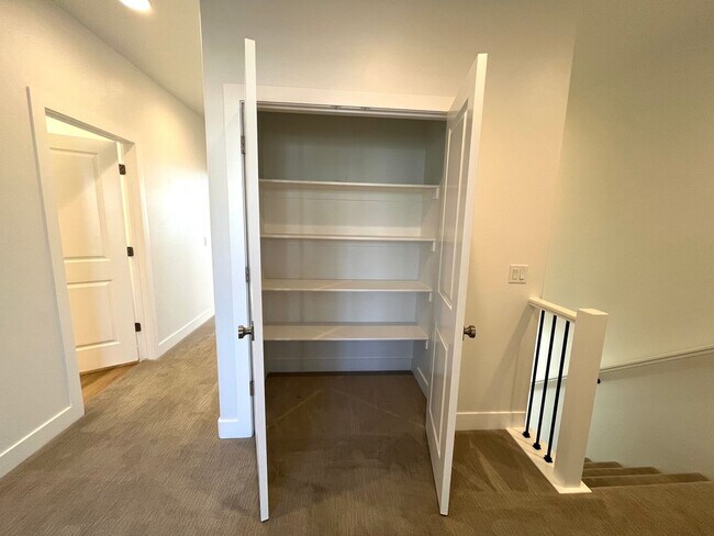 Building Photo - Townhome in Woodland Estates - Pool Access
