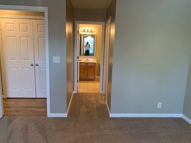 Building Photo - Spacious 2BR/2BA Condo in the Heart of Mid...