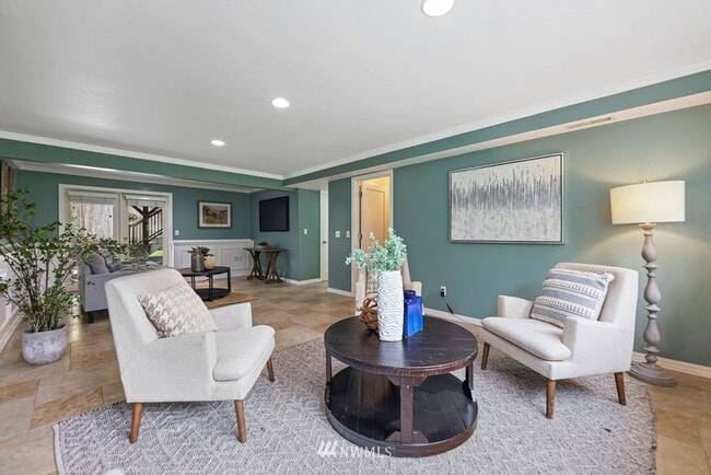 Building Photo - Oversized 4 Bedroom 3 Bathroom Home- Picni...
