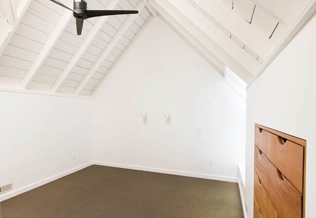 Building Photo - Balcony & Gas Fireplace: Sunny Apartment i...