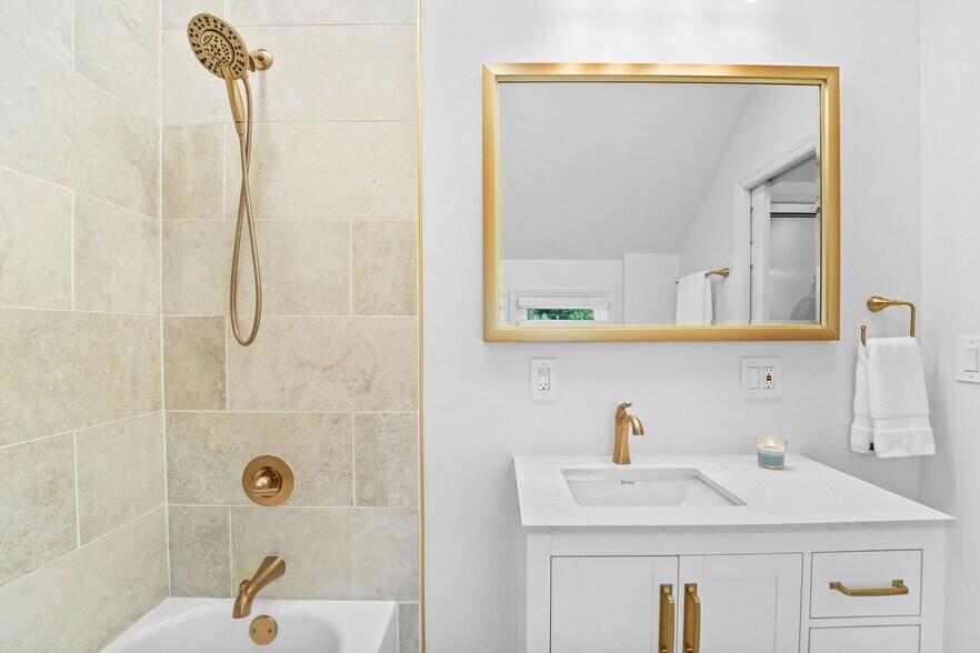 Building Photo - 116 Mary St