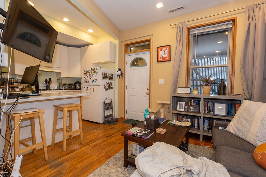 Building Photo - 1305 N Greenview Ave