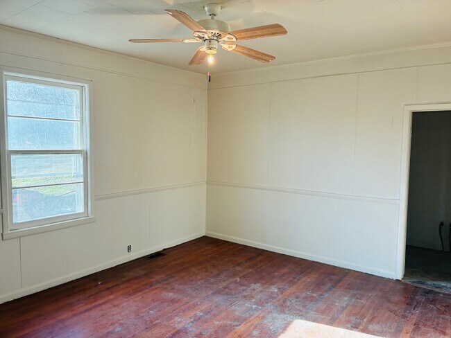 Building Photo - 16 Little St