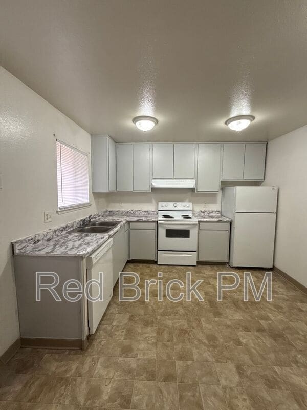 Building Photo - 133 Kings Ave