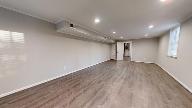 Building Photo - Spacious Home Conveniently Located close t...