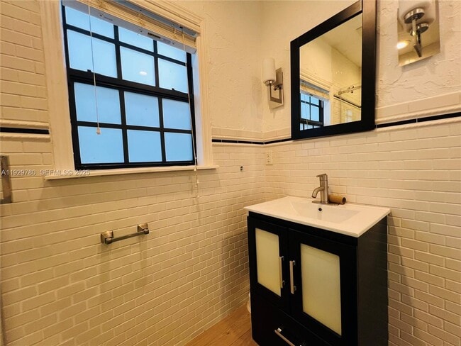 Building Photo - 1407 SE 2nd St