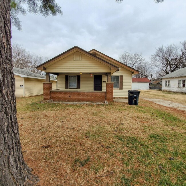 Building Photo - 3 Bedroom 1 Bath Home In Shawnee