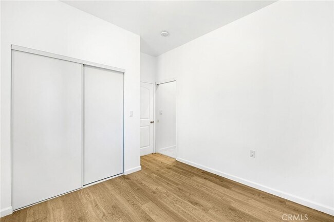 Building Photo - 1375 N Mentor Ave