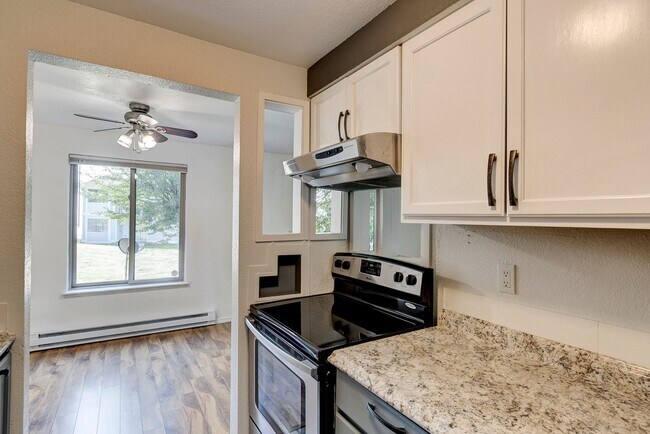 Building Photo - 2 Bedroom Downstairs Condo with Washer/Dry...