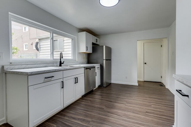 Building Photo - Available JUNE 2026 - 1 Bed w/ off street parking, beautiful view