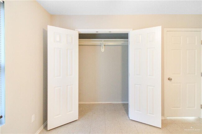 Building Photo - 2901 E de la Rosa Dr