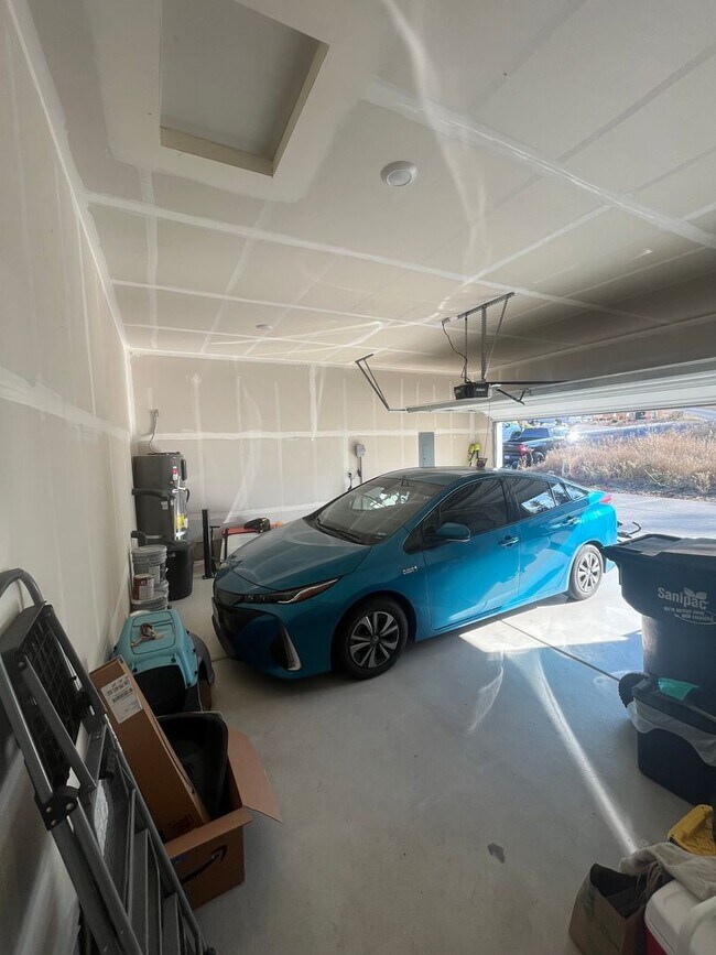 Building Photo - 3-Bedroom 2-Bathroom home in Lowell