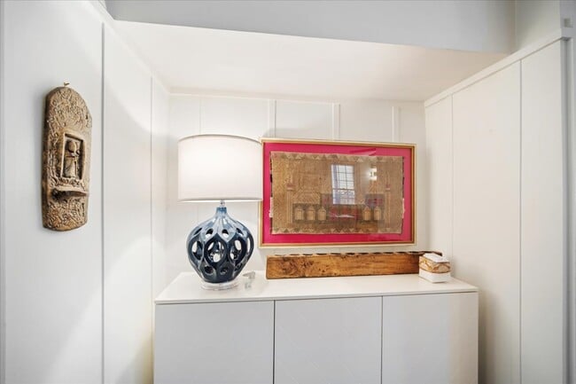 Building Photo - 237 Coming St