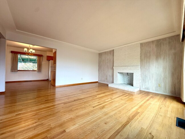 Building Photo - Cozy-Chic in Parkrose ~ Large Fenced Yard with Attached Garage & A/C~ Pets Welcome