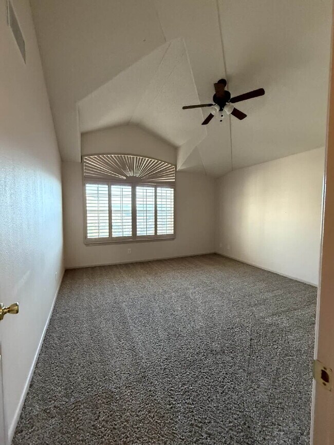 Building Photo - 317 Zenith Dr