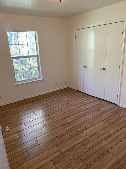 Building Photo - 1501 E Thomas St