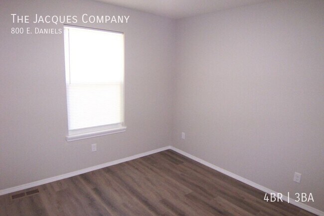 Building Photo - 800 E Daniels St