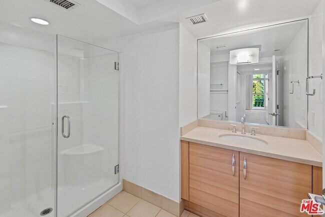 Building Photo - 13650 Marina Pointe Dr