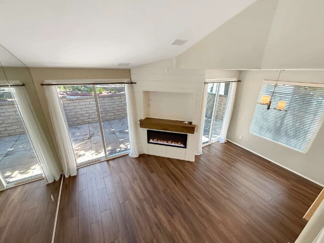 Building Photo - Beautifully Updated End-Unit Townhome in Valencia's Montana Community — No Rear Neighbors!
